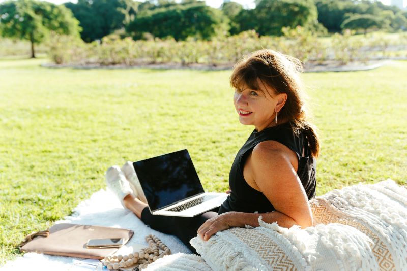 finessephotographybrisbane eternalher smiling picnicrug (1)